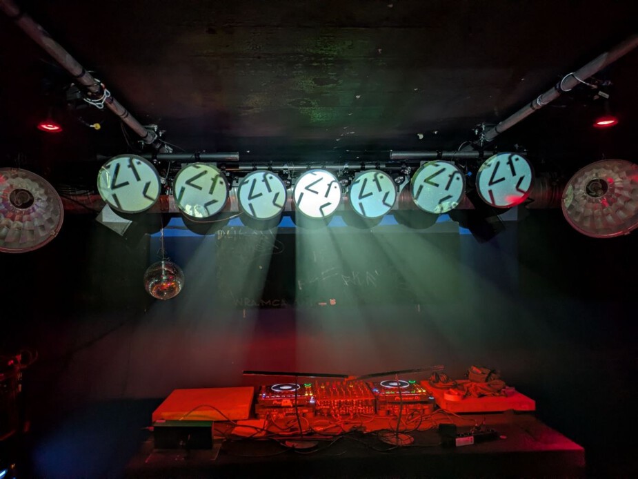 Dancefloor vom Neubau mit Blick auf das DJ-Pult und vielen Lichtern