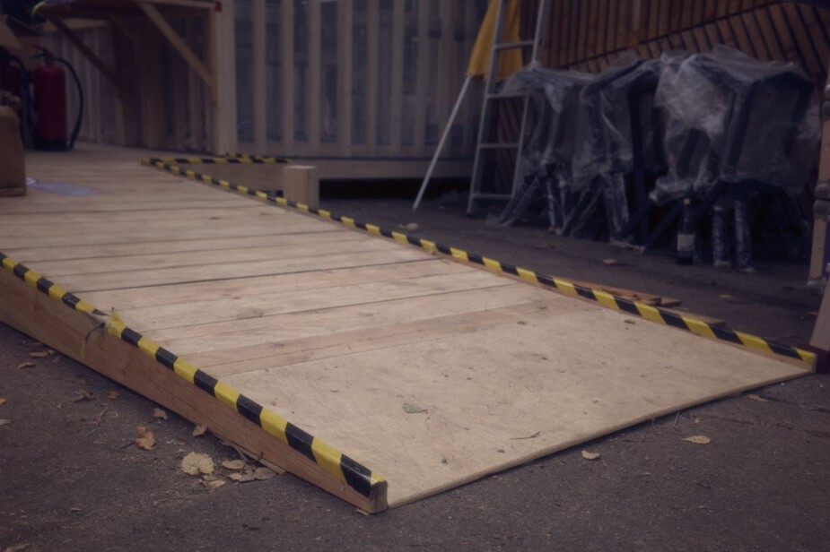 Ramp leading to the stage of the floor 'Lila Drache'.