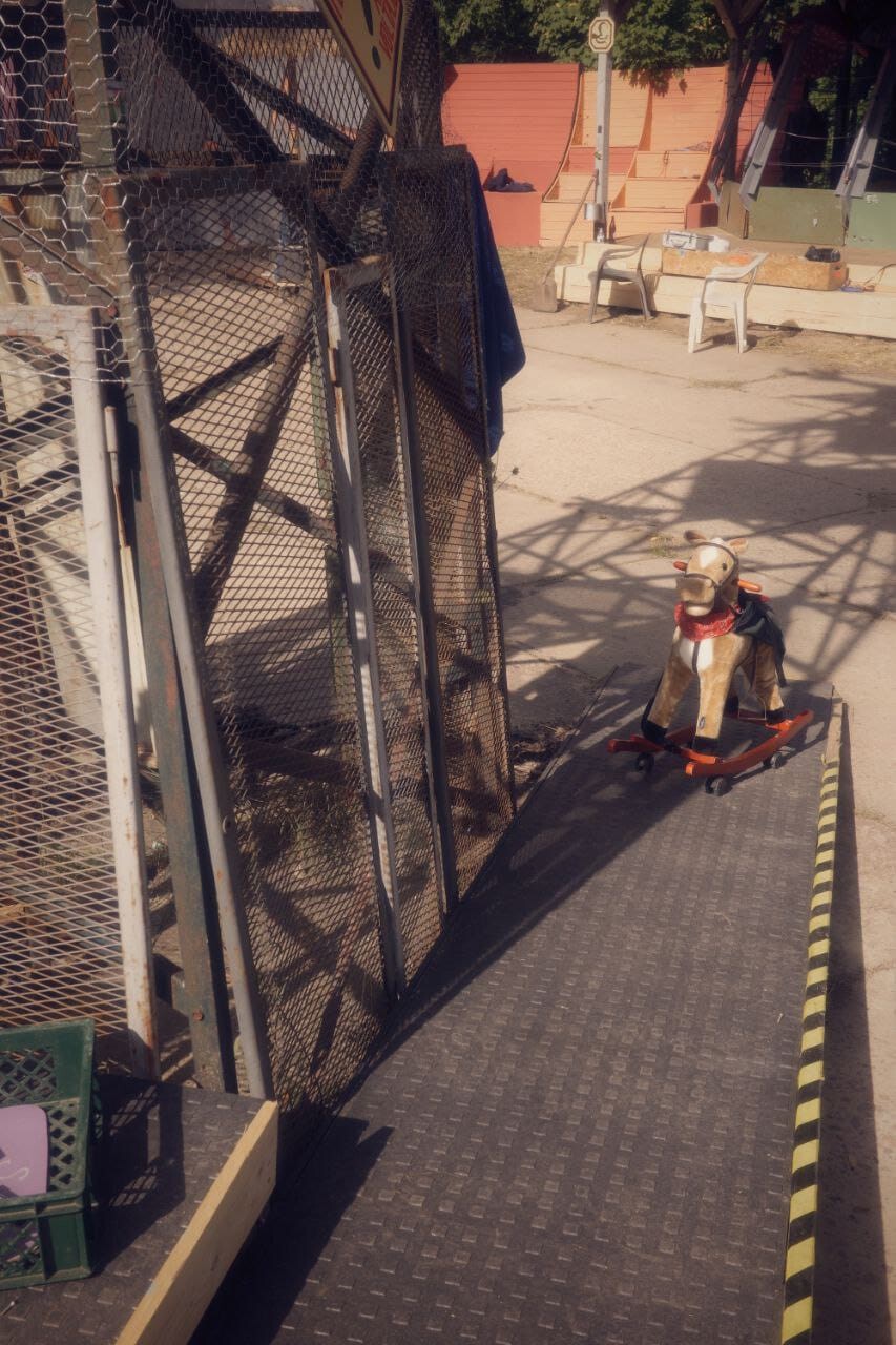 Access via ramp to the platform on the “ORGIA” floor. There is a small rocking horse on the ramp – the mascot of Teilhabe AG.